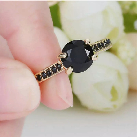 New Black Sapphire Yellow Gold Ring. - Picture 3 of 3